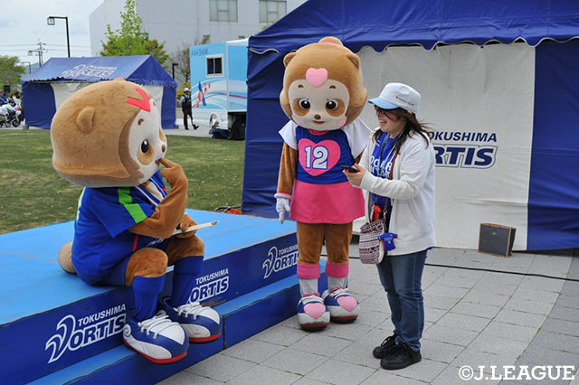 休憩中（？）のヴォルタ君に写真撮影を迫るファンも【明治安田Ｊ２ 第11節 徳島vs福岡】