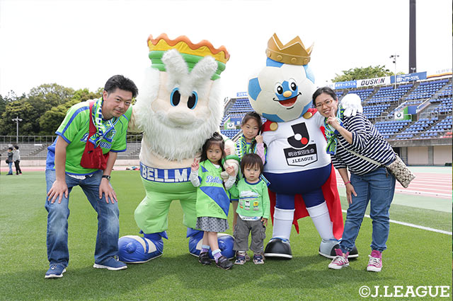 Ｊリーグキングが湘南へ！キングベル1世とファンの皆様と記念撮影【明治安田Ｊ２ 第11節 湘南vs山口】