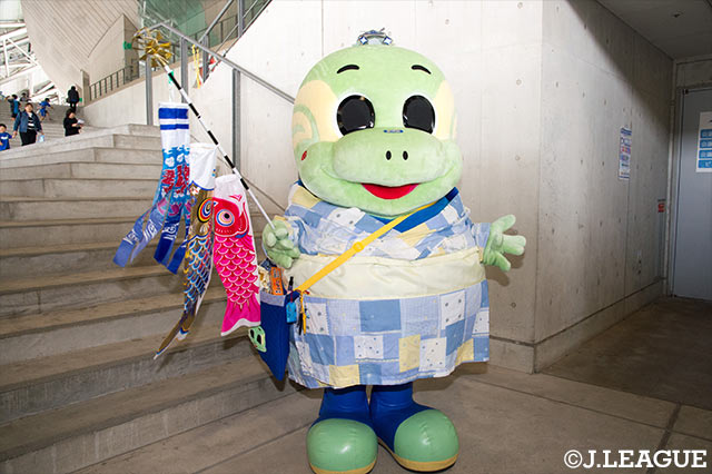 鯉のぼりを持ったニータン【明治安田Ｊ２ 第11節 大分vs松本】
