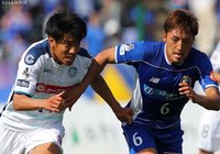 中盤で競り合う佐藤 祥（水戸）と山田 拓巳 （山形）【明治安田Ｊ２ 第11節 山形vs水戸】