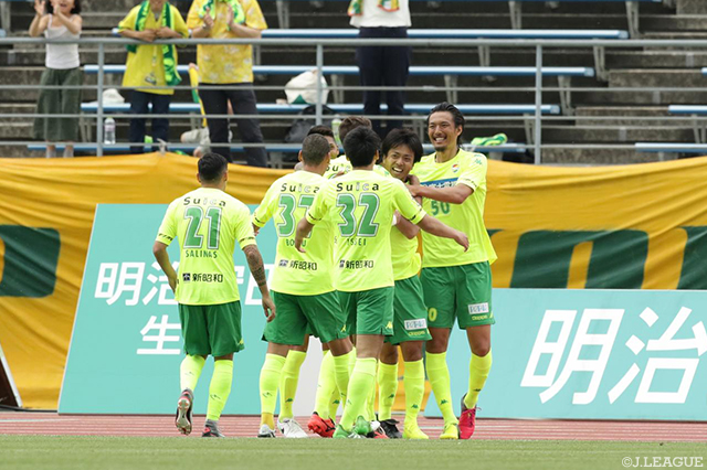 先制ゴールの山本 真希を祝福する千葉の選手達【明治安田Ｊ２ 第11節 讃岐vs千葉】