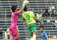 間一髪でラリベイ（千葉）のヘディングを阻止したGK瀬口 拓弥（讃岐）【明治安田Ｊ２ 第11節 讃岐vs千葉】