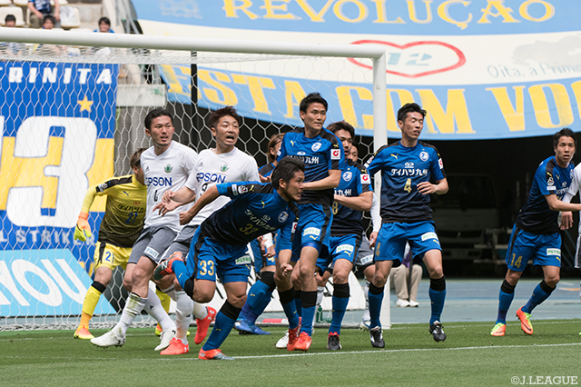 何度か訪れたセットプレーのピンチを体を張って防いだ大分【明治安田Ｊ２ 第11節 大分vs松本】