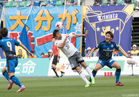 大分の攻撃を頭で跳ね返す橋内 優也（松本）【明治安田Ｊ２ 第11節 大分vs松本】