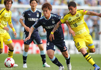 先制点を演出したドゥドゥ（柏）をマークする松本 昌也（磐田）【ルヴァンカップ GS 第4節 柏vs磐田】