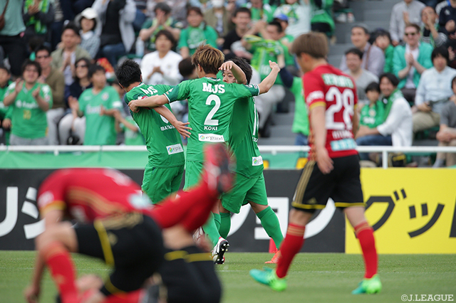 78分に同点ゴールを決めた井林 章を祝福する東京Ｖの選手達【明治安田Ｊ２ 第11節 東京Ｖvs金沢】