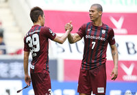 神戸の首位堅持に貢献した伊野波 雅彦（左）とニウトン【ルヴァンカップ GS 第4節 神戸vs鳥栖】