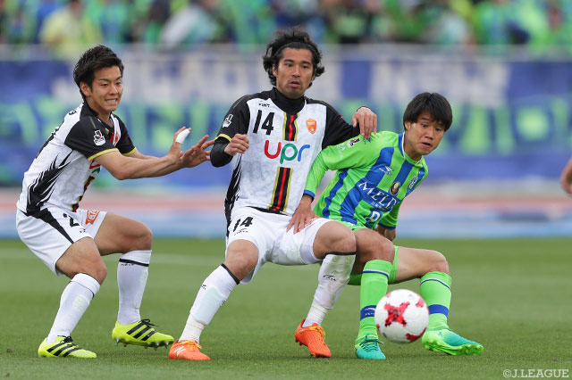 身を挺したブロックで決定機を阻止した髙柳 一誠（山口 #14）【明治安田Ｊ２ 第11節 湘南vs山口】