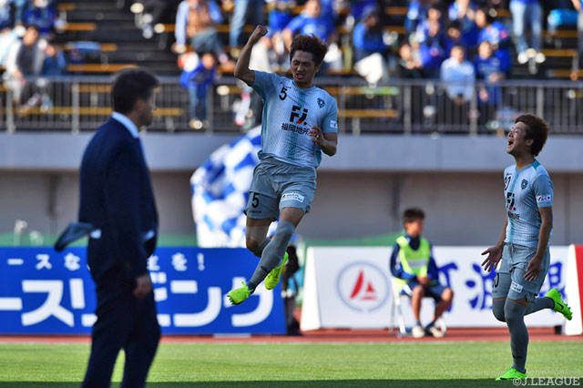 抑えの効いたシュートで先制点を挙げた實藤 友紀（福岡）【明治安田Ｊ２ 第11節 徳島vs福岡】