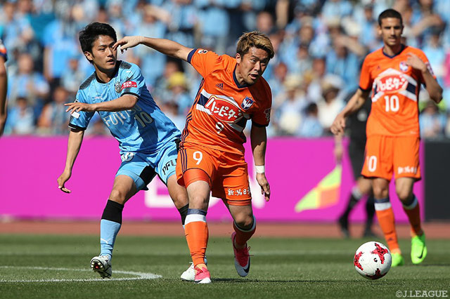 果敢にゴールを狙い、チーム最多3本のシュートを放った山崎 亮平（新潟）【明治安田Ｊ１ 第10節 川崎Ｆvs新潟】