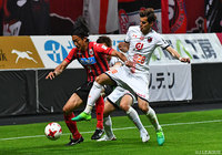 都倉 賢（札幌）と激しく競り合う長谷川 アーリアジャスール（大宮）【明治安田Ｊ１ 第10節 札幌vs大宮】