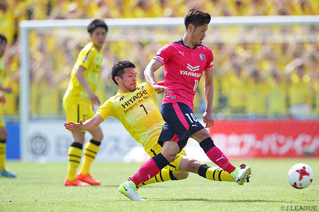 中盤で火花を散らした大谷 秀和（柏）と山口 蛍（Ｃ大阪）【明治安田Ｊ１ 第10節 柏vsＣ大阪】