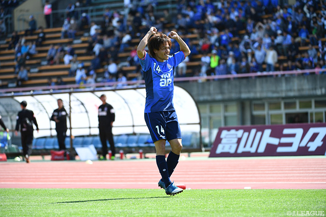 65分にチームを4試合ぶりの勝利へ導く貴重な追加点を決めた佐々木 陽次（富山）【明治安田Ｊ３ 第7節 富山vs福島】