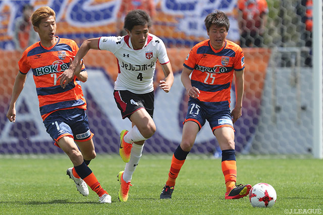 試合終盤、鋭いシュートでゴールを狙った畑本 時央（盛岡）【明治安田Ｊ３ 第7節 盛岡vs長野】