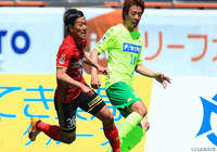 オウンゴールを誘発するクロスを入れた山﨑 雅人（金沢）【明治安田Ｊ２ 第12節 金沢vs千葉】