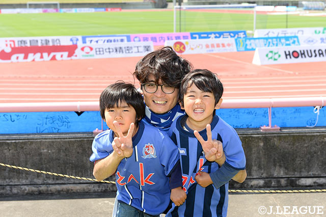 息子さん二人で試合前にチーズ！弟くんちょっと表情硬めかな？【明治安田Ｊ３ 第7節 富山vs福島】