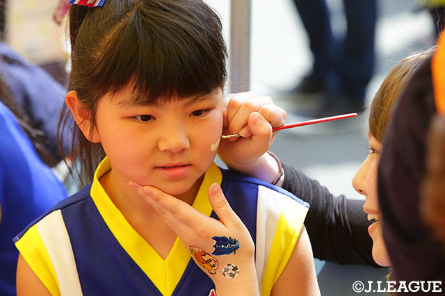 試合前にフェイスペイントをしてもらう栃木サポの女の子【明治安田Ｊ３ 第7節 栃木vs北九州】