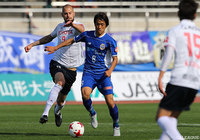 2試合連続ゴール中のシモビッチ（名古屋）と競り合う風間 宏希（山形）【明治安田Ｊ２ 第12節 山形vs名古屋】