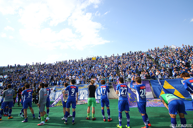 試合後にファン・サポーターに挨拶を行う山形の選手達【明治安田Ｊ２ 第12節 山形vs名古屋】