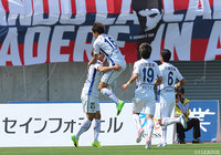 25分に先制ゴールを決めて手洗い祝福を受ける前川 大河（徳島 #23）【明治安田Ｊ２ 第12節 岡山vs徳島】