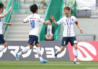 ゴール前のこぼれ球を押し込み、同点とした佐藤 謙介（横浜FC）【明治安田Ｊ２ 第12節 東京Ｖvs横浜FC】