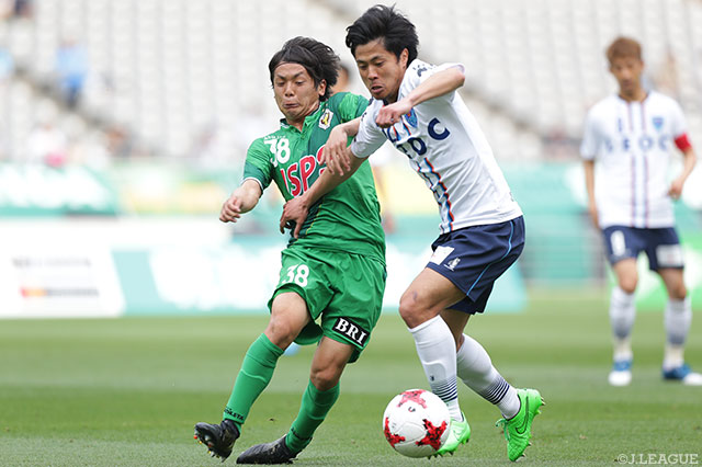 マッチアップする梶川 諒太（東京V）と永田 拓也（横浜FC）。首位攻防戦は互いに譲らずドロー【明治安田Ｊ２ 第12節 東京Ｖvs横浜FC】