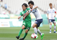 マッチアップする梶川 諒太（東京V）と永田 拓也（横浜FC）。首位攻防戦は互いに譲らずドロー【明治安田Ｊ２ 第12節 東京Ｖvs横浜FC】