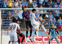 守ってはゴール前で讃岐の攻撃を跳ね返す田中 マルクス闘莉王（京都）【明治安田Ｊ２ 第12節 京都vs讃岐】