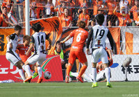 こぼれ球に鋭く反応し、先制点を押し込んだ香川 勇気（山口 #18）【明治安田Ｊ２ 第12節 愛媛vs山口】