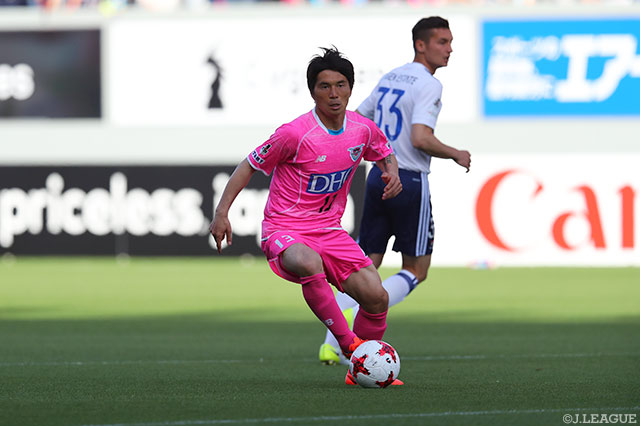 古巣攻撃陣の前に立ちはだかった小林 祐三（鳥栖）【明治安田Ｊ１ 第10節 鳥栖vs横浜FM】