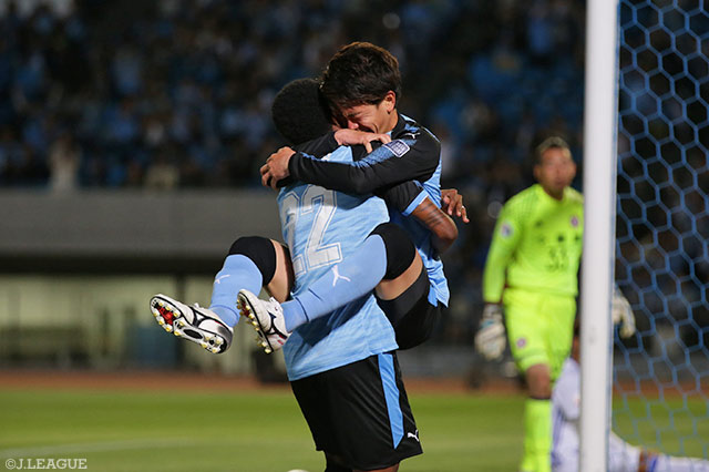 長谷川 竜也（右）の追加点で後半序盤にリードを3点に広げた川崎Ｆ【ＡＣＬ GS MD6 川崎ＦvsイースタンSC】