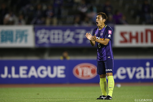 79分から途中出場し味方選手を鼓舞する青山 敏弘（広島）【ルヴァンカップ GS 第5節 広島vs鳥栖】