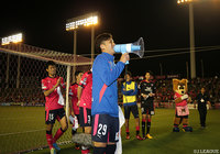 ファン・サポーターと勝利の喜びを分かち合う舩木 翔（Ｃ大阪）【ルヴァンカップ GS 第5節 Ｃ大阪vs新潟】