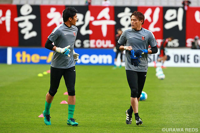 ウォーミングアップに向かう岩舘 直（左）と榎本 哲也（右）【ＡＣＬ GS MD6 FCソウルvs浦和】