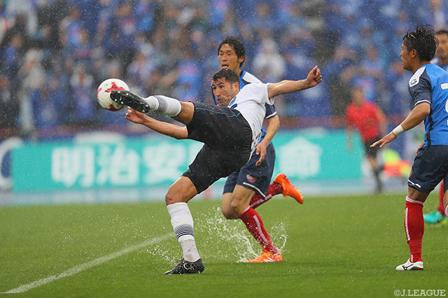 イバ（横浜FC）のボレーシュートは惜しくもサイドネットを突いた【明治安田Ｊ２ 第13節 水戸vs横浜FC】