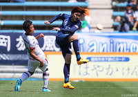 鋭いロングシュートで岡山ゴールを強襲した岩下 敬輔（福岡）【明治安田Ｊ２ 第13節 福岡vs岡山】