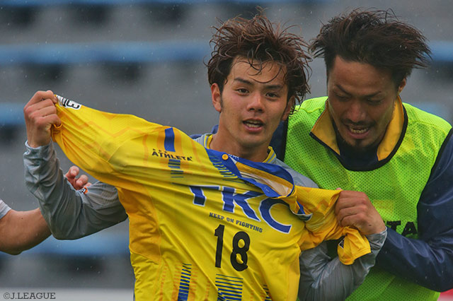 決勝点を奪取し、負傷中の坂田 良太のユニフォームを掲げた西谷 和希（栃木）【明治安田Ｊ３ 第8節 Ｆ東23vs栃木】