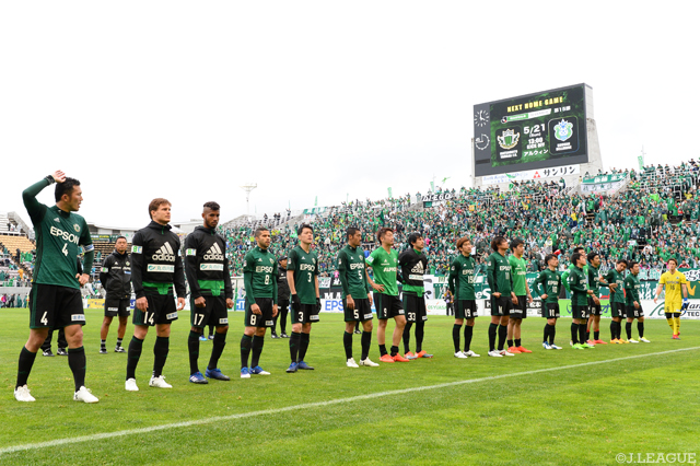 試合後、ホームのファン・サポーターに挨拶する松本の選手たち【明治安田Ｊ２ 第13節 松本vs町田】