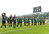 試合後、ホームのファン・サポーターに挨拶する松本の選手たち【明治安田Ｊ２ 第13節 松本vs町田】