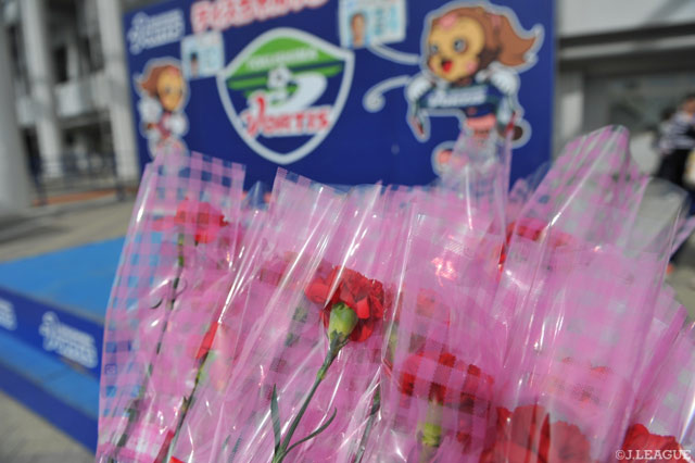 明日は母の日。赤いカーネーションが並びました【明治安田Ｊ２ 第13節 徳島vs岐阜】