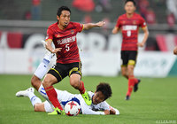 阪野 豊史（山形）からボールを奪う太田 康介（金沢）【明治安田Ｊ２ 第13節 金沢vs山形】