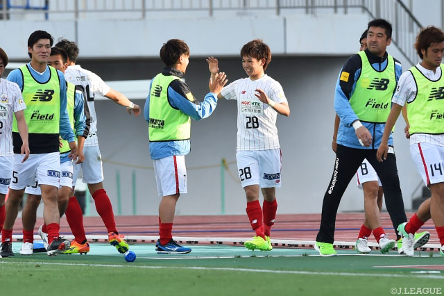 相手守備陣のブロックを貫く一撃で先制点を決めた永島 悠史（岐阜）【明治安田Ｊ２ 第13節 徳島vs岐阜】