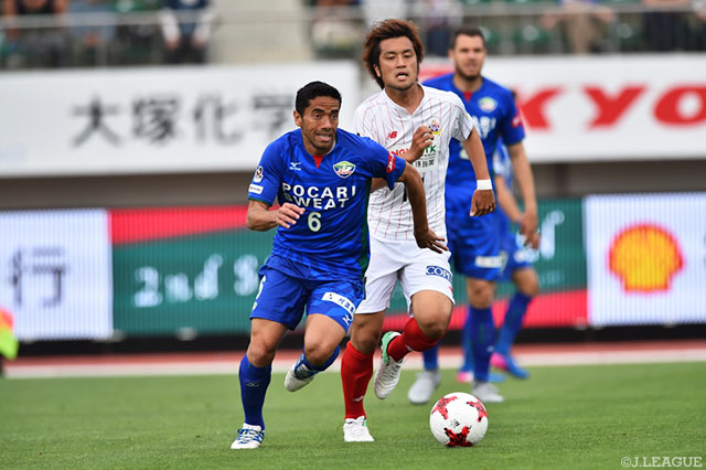 強烈なシュートで岐阜ゴールを脅かしたカルリーニョス（徳島）【明治安田Ｊ２ 第13節 徳島vs岐阜】