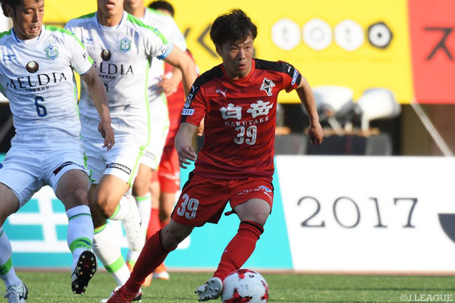 鋭いミドルシュートで先制点を狙った嶋田 慎太郎（熊本）【明治安田Ｊ２ 第13節 熊本vs湘南】