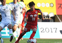 鋭いミドルシュートで先制点を狙った嶋田 慎太郎（熊本）【明治安田Ｊ２ 第13節 熊本vs湘南】