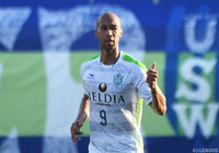 ジネイが劇的決勝PKを決め、首位に再浮上した湘南【明治安田Ｊ２ 第13節 熊本vs湘南】