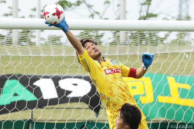 好セーブを連発し4試合ぶりとなる無失点に貢献した清水 健太（讃岐）【明治安田Ｊ２ 第13節 讃岐vs東京Ｖ】