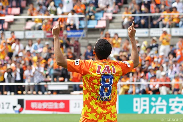 23分、豪快なロングシュートを決めたチアゴ アウベス（清水）【明治安田Ｊ１ 第11節 清水vs鳥栖】