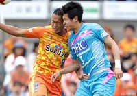 空中戦で競り合う鄭 大世（清水）とキム ミンヒョク（鳥栖） 【明治安田Ｊ１ 第11節 清水vs鳥栖】