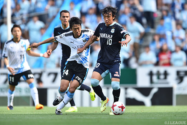 中盤で火花を散らす中村 憲剛（川崎Ｆ）と中村 俊輔（磐田）【明治安田Ｊ１ 第11節 磐田vs川崎Ｆ】